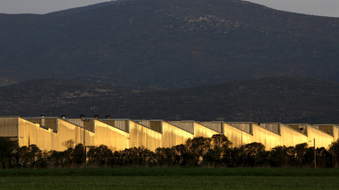 La fábrica de Izola en la ciudad de Tebas, en la región Sterea Hellas, Grecia 25 de abril de 2015. Izola Fabricaba electrodomésticos desde 1930 hasta su cierre en 1986. -REUTERS / Yannis Behrakis