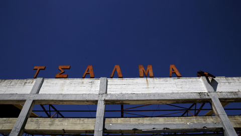La entrada de una fábrica de mármol abandonada, que se cerró en 2006, cerca de la ciudad de Larissa, en la región de Tesalia, Grecia. -REUTERS / Yannis Behrakis