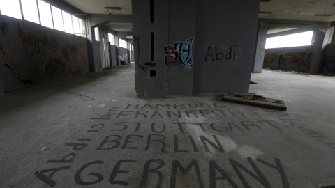 Una pintada dentro de una fábrica abandonada de frutos secos que se cerró en 1995 cerca de la ciudad de Xanthi, en la región de Tracia, Grecia.- REUTERS / Yannis Behrakis