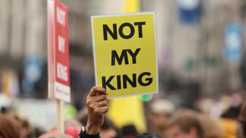 Una persona alza una pancarta en la protesta antimonárquica previa a la coronación de Carlos III en la plaza de Trafalgar, en Londres a 6 de mayo de 2023 Una persona alza una pancarta en la protesta antimonárquica previa a la coronación de Carlos III en la plaza de Trafalgar, en Londres a 6 de mayo de 2023