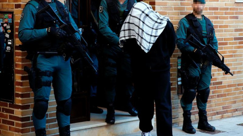 Uno de los presuntos integrantes de un organización encargada de la captación y adoctrinamiento de yihadistas es detenido por miembros de la Guardia Civil. EFE/Sergio Barrenechea Uno de los presuntos integrantes de un organización encargada de la captación y adoctrinamiento de yihadistas es detenido por miembros de la Guardia Civil. EFE/Sergio Barrenechea