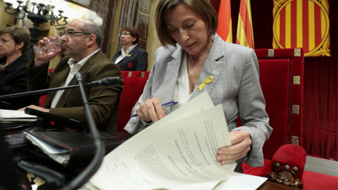 La presidenta del Parlament, Carmen Forcadell, antes del comienzo del pleno de la cámara autonómica del pasado 27 de octubre en la que se aprobó la declaración unilateral de independencia. REUTERS/Albert Gea La presidenta del Parlament, Carmen Forcadell, antes del comienzo del pleno de la cámara autonómica del pasado 27 de octubre en la que se aprobó la declaración unilateral de independencia. REUTERS/Albert Gea