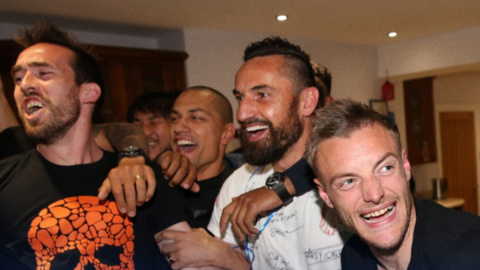 Vardy y el resto de jugadores del Leicester celebran por todo lo alto el título de Liga. Vardy y el resto de jugadores del Leicester celebran por todo lo alto el título de Liga.