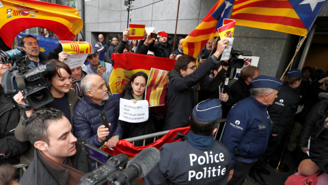 Un pequeño grupo de manifestantes concentrado en la entrada del Press Club Brussels Europe, en la capital belga, esperando la salida del expresident catalán Carles Puigdemont. REUTERS/Yves Herman Un pequeño grupo de manifestantes concentrado en la entrada del Press Club Brussels Europe, en la capital belga, esperando la salida del expresident catalán Carles Puigdemont. REUTERS/Yves Herman