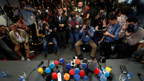 Los periodistas esperan la llegada del expresident catalán, Carles Puigdemont, en el Press Club Brussels Europe, en la capital belga. REUTERS/Yves Herman Los periodistas esperan la llegada del expresident catalán, Carles Puigdemont, en el Press Club Brussels Europe, en la capital belga. REUTERS/Yves Herman