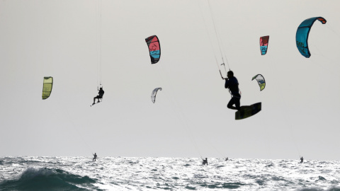 Kitesurf en el Mar Mediterráneo en Tel Aviv, Israel. REUTERS/Baz Ratner