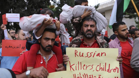 Decenas de sirios, residentes en Jordania, se manifiestan contra los recientes ataques perpetrados en Siria, frente a la embajada de Rusia en Amán, Jordania. EFE/Jamal Nasrallah