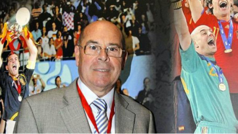 Miguel Reina posa con una imagen de su hijo y de Casillas a la espalda. Miguel Reina posa con una imagen de su hijo y de Casillas a la espalda.