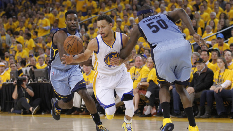 Stephen Curry, de los Warriors, se marcha de Randolph y Green, de los Grizzlies. /REUTERS Stephen Curry, de los Warriors, se marcha de Randolph y Green, de los Grizzlies. /REUTERS
