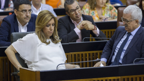 La presidenta de la Junta de Andalucía en funciones, Susana Díaz, junto a los diputados de su grupo, durante la tercera votación para su investidura como presidenta celebrada en el Parlamento andaluz. EFE/Julio Muñoz La presidenta de la Junta de Andalucía en funciones, Susana Díaz, junto a los diputados de su grupo, durante la tercera votación para su investidura como presidenta celebrada en el Parlamento andaluz. EFE/Julio Muñoz