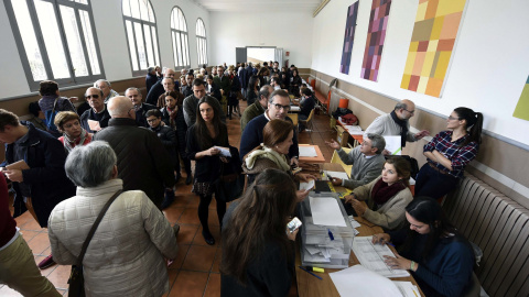 Ciudadanos votando el pasado 20 de diciembre en un colegio de Navarra. /EFE Ciudadanos votando el pasado 20 de diciembre en un colegio de Navarra. /EFE