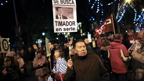 Pensionistas en una manifestación contra los recortes del Gobierno de Mariano Rajou. REUTERS Pensionistas en una manifestación contra los recortes del Gobierno de Mariano Rajou. REUTERS