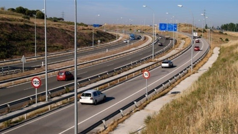 Autopista radial R-2 Madrid-Guadalajara, gestionada por una sociedad participada por ACS, Abertis, Acciona y Globalvía. E.P. Autopista radial R-2 Madrid-Guadalajara, gestionada por una sociedad participada por ACS, Abertis, Acciona y Globalvía. E.P.
