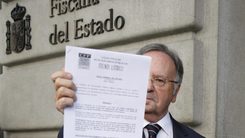 El secretario general del sindicato Manos Limpias, Miguel Bernard, muestra la denuncia que ha presentado hoy en la Fiscalía General del Estado para pedir la detención del presidente de la Generalitat, Artur Mas, por convocar unas elecciones