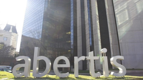 El logo de Abertis en su sede madrileña. E.P. El logo de Abertis en su sede madrileña. E.P.