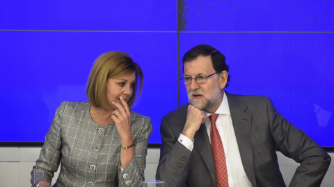 El presidente del Gobierno en funciones y presidente del PP, Mariano Rajoy, conversa con la secretaria general del partido, María Dolores de Cospedal, durante la reunión del Comité Ejecutivo Nacional del PP. EFE/Fernando Villar El presidente del Gobierno en funciones y presidente del PP, Mariano Rajoy, conversa con la secretaria general del partido, María Dolores de Cospedal, durante la reunión del Comité Ejecutivo Nacional del PP. EFE/Fernando Villar