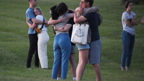 Supervivientes del tiroteo producido en el aparcamiento de una iglesia en Iowa se abrazan con sus familiares este 3 de junio de 2022. Supervivientes del tiroteo producido en el aparcamiento de una iglesia en Iowa se abrazan con sus familiares este 3 de junio de 2022.