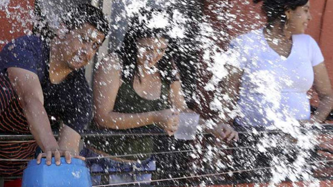 El distrito de Puente de Vallecas se convierte un año más, y ya van 37 ediciones, en un océano con motivo de la celebración de la Batalla Naval, que se celebró en la tarde de este domingo bajo el lema de "Mójate por la derogación de la ley El distrito de Puente de Vallecas se convierte un año más, y ya van 37 ediciones, en un océano con motivo de la celebración de la Batalla Naval, que se celebró en la tarde de este domingo bajo el lema de "Mójate por la derogación de la ley