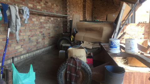 Interior d'un assentament a Corbins (Segrià), on dormen cada nit una vintena de temporers en condicions precàries. / MM. Interior d'un assentament a Corbins (Segrià), on dormen cada nit una vintena de temporers en condicions precàries. / MM.