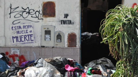 Imagen del local en el que se produjo el incendio donde se puede leer en una pintada: "Esta ropa huele a muerte" Imagen del local en el que se produjo el incendio donde se puede leer en una pintada: "Esta ropa huele a muerte"