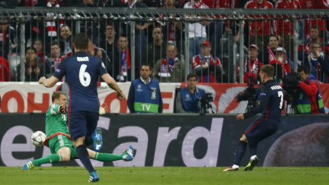 Griezmann encara al portero del Bayern y hace el 1-1.-REUTERS Griezmann encara al portero del Bayern y hace el 1-1.-REUTERS