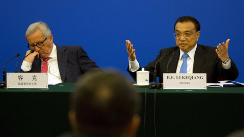 El presidente de la Comisión Europea, Jean-Claude Juncker, y el primer ministro chino, Li Keqiang durante la cumbre anual China-Unión Europea. / EFE El presidente de la Comisión Europea, Jean-Claude Juncker, y el primer ministro chino, Li Keqiang durante la cumbre anual China-Unión Europea. / EFE