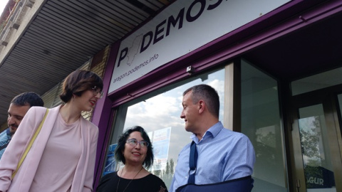 Violeta Barba, junto con el concejal Fernando Rivarés y la exdiputada Amparo Bella, que ocupará su puesto en el Ayuntamiento de Zaragoza. Eduardo Bayona Violeta Barba, junto con el concejal Fernando Rivarés y la exdiputada Amparo Bella, que ocupará su puesto en el Ayuntamiento de Zaragoza. Eduardo Bayona