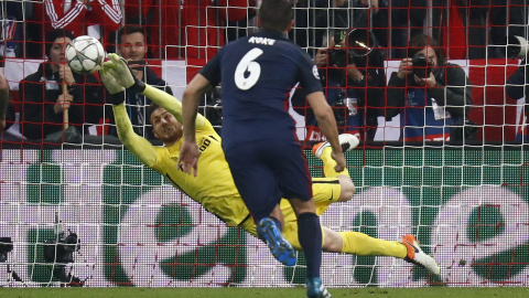 El porte del Atlético de Madrid, Oblak, para el lanzamiento de penalti de Müller.- Reuters / Michael Dalder El porte del Atlético de Madrid, Oblak, para el lanzamiento de penalti de Müller.- Reuters / Michael Dalder