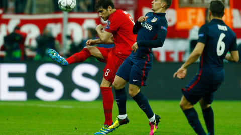 Javi Martínez despeja ante Griezmann durante el partido. Reuters / Ralph Orlowski Javi Martínez despeja ante Griezmann durante el partido. Reuters / Ralph Orlowski