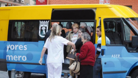 Ancianos bajando de los coches del Servicio de Ayuda a Domicilio (SAD) / Ayuntamiento de Madrid