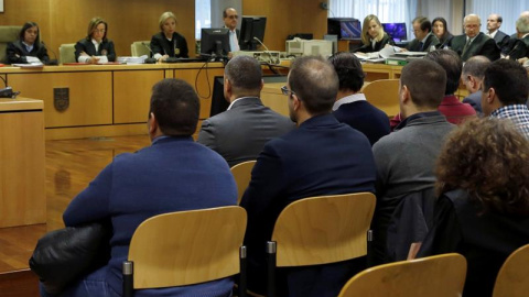 Los quince procesados por la tragedia del Madrid Arena, con el empresario Miguel Ángel Flores a la cabeza, en el banquillo de los acusados en el inicio del juicio en la Audiencia Provincial de Madrid. /EFE Los quince procesados por la tragedia del Madrid Arena, con el empresario Miguel Ángel Flores a la cabeza, en el banquillo de los acusados en el inicio del juicio en la Audiencia Provincial de Madrid. /EFE