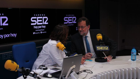 Mariano Rajoy conversa con la periodista Pepa Bueno. /CADENA SER Mariano Rajoy conversa con la periodista Pepa Bueno. /CADENA SER