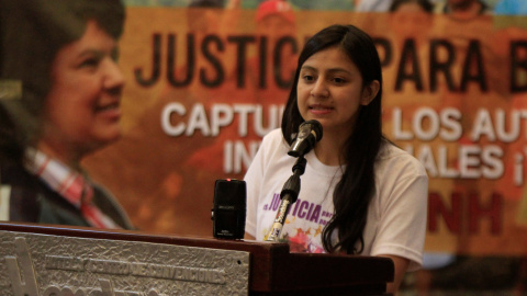 Laura Zuniga, una de las hijas de la activista Berta Caceres, durante la presentación del informe internacional sobre la muerte de su madre. REUTERS/Jorge Cabrera Laura Zuniga, una de las hijas de la activista Berta Caceres, durante la presentación del informe internacional sobre la muerte de su madre. REUTERS/Jorge Cabrera