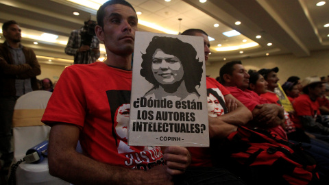 Un hombre sostiene un cartel reclamando conocer la autoría del asesinato de Berta Cáceres, en la rueda de prensa para informar sobre los nuevas inverstigaciones en torno a la muerte de la activista. REUTERS/Jorge Cabrera Un hombre sostiene un cartel reclamando conocer la autoría del asesinato de Berta Cáceres, en la rueda de prensa para informar sobre los nuevas inverstigaciones en torno a la muerte de la activista. REUTERS/Jorge Cabrera