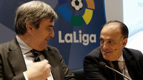 El presidente del Consejo Superior de Deportes, Miguel Cardenal (i), y el de LaLiga, Javier Tebas (d), durante la presentación del Informe Económico del Fútbol Profesional 2015./EFE El presidente del Consejo Superior de Deportes, Miguel Cardenal (i), y el de LaLiga, Javier Tebas (d), durante la presentación del Informe Económico del Fútbol Profesional 2015./EFE