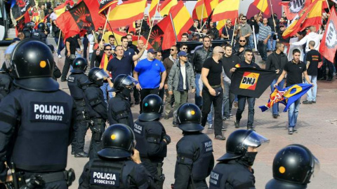 Miembros de Alianza Nacional y La Falange en una manifestación en Barcelona. /EFE Miembros de Alianza Nacional y La Falange en una manifestación en Barcelona. /EFE