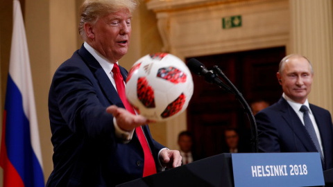 Trump, con la pelota que le ha dado Putin durante la conferencia. REUTERS/Kevin Lamarque Trump, con la pelota que le ha dado Putin durante la conferencia. REUTERS/Kevin Lamarque
