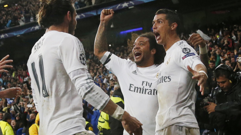 Cristiano celebra, junto a Marcelo y Bale, uno de los tres goles que le marcó al Wolfsburgo en el Bernabéu. /REUTERS Cristiano celebra, junto a Marcelo y Bale, uno de los tres goles que le marcó al Wolfsburgo en el Bernabéu. /REUTERS