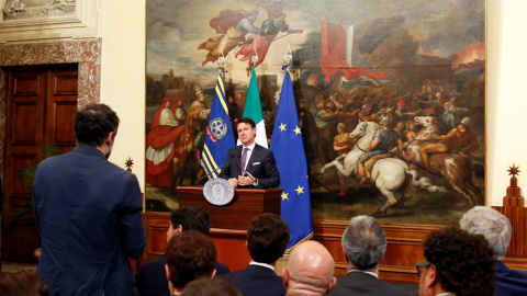 El primer ministro italiano, Giuseppe Conte, en una rueda de prensa en el Palacio Chigi, de Roma, en la que lanzó un ultimátum a los dos socios de gobierno, la Liga y el Movimiento 5 Estrellas. REUTERS/Remo Casilli El primer ministro italiano, Giuseppe Conte, en una rueda de prensa en el Palacio Chigi, de Roma, en la que lanzó un ultimátum a los dos socios de gobierno, la Liga y el Movimiento 5 Estrellas. REUTERS/Remo Casilli