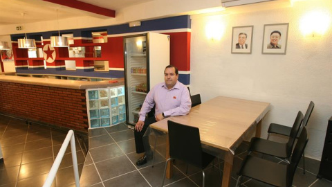 El delegado especial del gobierno norcoreano, Alejandro Cao de Benós, posa en el local de la Asociación de Amistad con Corea -KFA, primer club social de fieles a Corea del Norte impulsado por él. Un local 120 metros cuadrados de un antiguo 