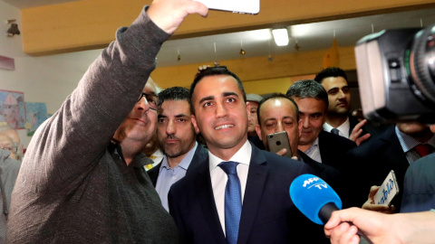 El viceprimer ministro italiano y lider del Movimiento 5 Estrellas, Luigi Di Maio, se hace un selfi con un simpatizante tras votar en las pasadas elecciones europeas del 26-M. REUTERS/Ciro de Luca El viceprimer ministro italiano y lider del Movimiento 5 Estrellas, Luigi Di Maio, se hace un selfi con un simpatizante tras votar en las pasadas elecciones europeas del 26-M. REUTERS/Ciro de Luca
