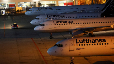 Aviones de la aerolínea alemana Lufthansa, en el aeropuerto de Fráncfort. REUTERS/Kai Pfaffenbach Aviones de la aerolínea alemana Lufthansa, en el aeropuerto de Fráncfort. REUTERS/Kai Pfaffenbach