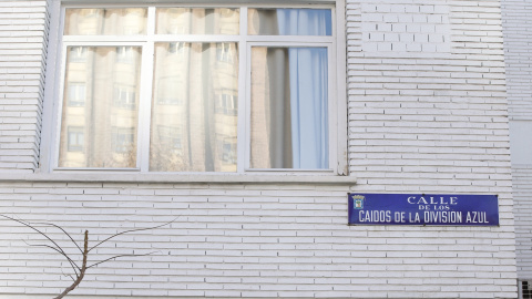 Placa identificativa de la calle Caídos de la División Azul de Madrid que cambiará su nombre en los próximos seis meses. EFE/Zipi Placa identificativa de la calle Caídos de la División Azul de Madrid que cambiará su nombre en los próximos seis meses. EFE/Zipi