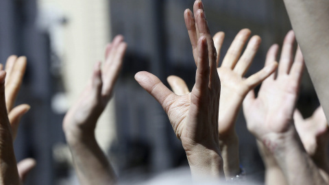 El movimiento 15M celebra su cuarto aniversario en la Puerta del Sol con cientos de ciudadanos participando en asambleas y actividades lúdicas. EFE/Fernando Alvarado