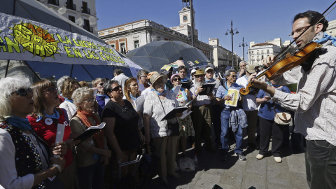 El movimiento 15M celebra su cuarto aniversario en la Puerta del Sol con cientos de ciudadanos participando en asambleas y actividades lúdicas. EFE/Fernando Alvarado
