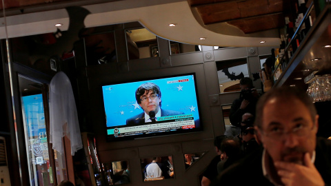 La comparecencia del expresident catalán Carles Puigdemont en Bruselas, en un televisor en un bar cerca de la Plaza de Sant Jaume de Barcelona, el pasado 31 de octubre. REUTERS/Jon Nazca La comparecencia del expresident catalán Carles Puigdemont en Bruselas, en un televisor en un bar cerca de la Plaza de Sant Jaume de Barcelona, el pasado 31 de octubre. REUTERS/Jon Nazca