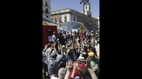El movimiento 15M celebra su cuarto aniversario en la Puerta del Sol con cientos de ciudadanos participando en asambleas y actividades lúdicas. EFE/Fernando Alvarado