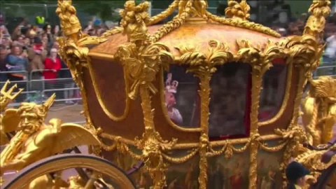 Una Isabel II rejuvenecida gracias a la tecnología encabeza el desfile del Jubileo de Platino Una Isabel II rejuvenecida gracias a la tecnología encabeza el desfile del Jubileo de Platino