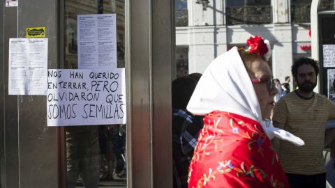 Cartel en el metro de la madrileña Puerta del Sol donde más de un centenar de personas permanecen concentradas para celebrar el cuarto aniversario del movimiento 15M en una jornada de protesta que se prolongará a lo largo del día. EFE/Luca 