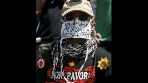 Una persona enmascarada protestando contra la ley mordaza, en la concentración en la madrileña Puerta del Sol para celebrar el cuarto aniversario del 15M.. REUTERS/Andrea Comas